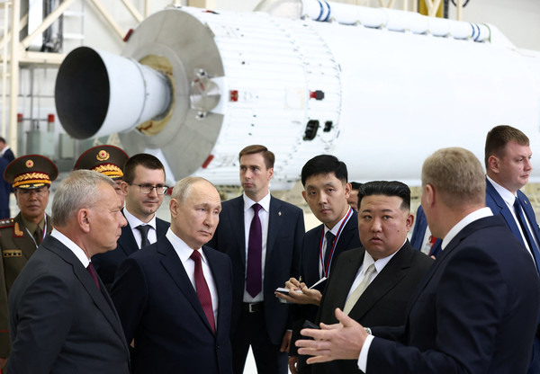 김정은 북한 국무위원장(가운데 오른쪽)과 블라디미르 푸틴 러시아 대통령(가운데 왼쪽)이 13일(현지시간) 러시아 아무르주 보스토치니 우주기지를 둘러보고 있다. 러시아 현지 매체들은 북러 정상회담이 임박했다는 소식을 전하고 있다. ⓒ연합뉴스