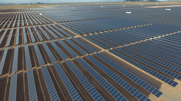 미국 애리조나주에 설치된 HD현대에너지솔루션의 고출력 태양광 모듈의 모습 ⓒHD현대에너지솔루션