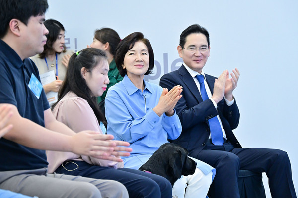 19일 삼성화재 안내견학교에서 열린 안내견 30주년 기념 행사에 참석한 이재용 삼성전자 회장(오른쪽부터), 홍라희 전 삼성미술관 리움 관장, 시각장애인 파트너들의 모습 ⓒ삼성전자