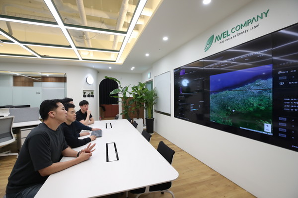 LG에너지솔루션 AVEL 임직원들이 제주도 사무실에서 재생에너지 발전량 예측 모니터링을 하고 있다. ⓒLG에너지솔루션