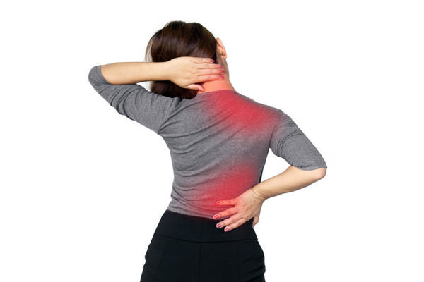 허리와 어깨 통증으로 고통받는 여성 ⓒiStock