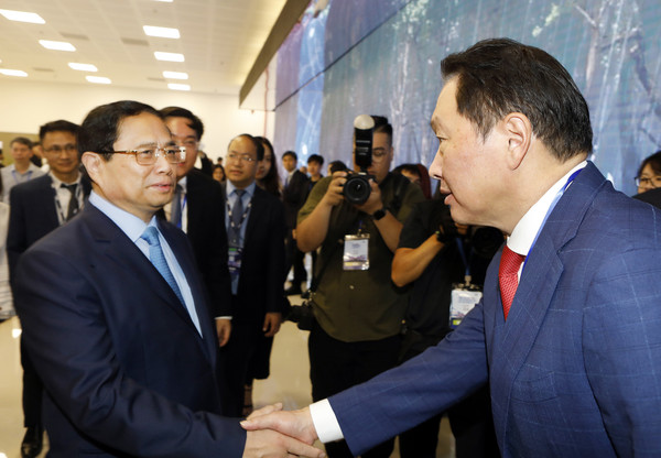 최태원 SK 회장과 팜 민 찐(Pham Minh Chinh) 베트남 총리가 28일 국가혁신센터에서 만나 악수를 하고 있다. ⓒ연합뉴스