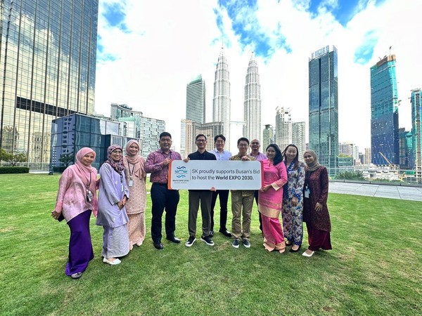 SK어스온 말레이시아 쿠알라룸푸르 지사 구성원들이 2030 부산엑스포 유치를 응원하고 있다. ⓒSK이노베이션