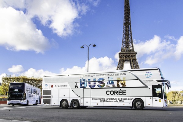LG가 운영하는 부산 엑스포 홍보 버스가 프랑스 파리의 주요 명소들을 순회하고 있다. ⓒLG전자