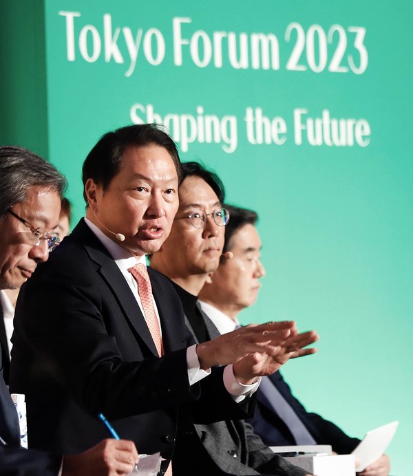 최태원 SK그룹 회장이 지난달 30일 일본 도쿄대에서 열린 '도쿄포럼 2023'의 비즈니스 리더스 세션에서 발언하고 있다. ⓒSK그룹