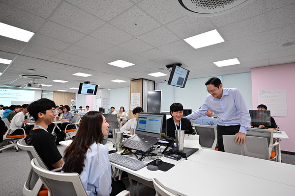 이재용 삼성전자 회장(당시 부회장)이 지난 2019년 8월 '삼성청년SW아카데미' 광주캠퍼스를 방문해 소프트웨어 교육 현장을 참관하고 교육생들을 격려하고 있다. ⓒ삼성전자