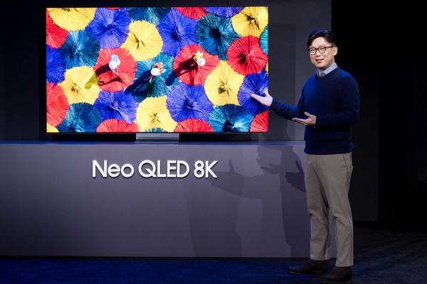 삼성전자 영상디스플레이사업부장 용석우 사장이 7일(현지시간) 진행된 '삼성 퍼스트 룩 2024(Samsung First Look 2024)' 행사에서 '24년형 Neo QLED 8K를 소개하고 있는 모습. ⓒ삼성전자