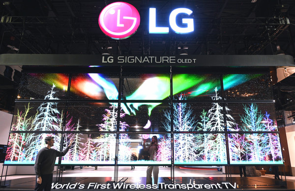 LG전자가 미국 라스베이거스에서 9일(현지시간) 개막하는 CES 2024에 참가한다. 사진은 세계 최초 투명·무선 올레드 TV인 'LG 시그니처 올레드 T' 15대로 구성된 미디어 아트가 LG전자 부스에 설치되어 있는 모습. ⓒLG전자