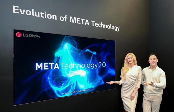 CES 2024 개막을 앞둔 8일(현지시간) 미국 라스베이거스에서 LG디스플레이 모델이 '메타 테크놀로지 2.0'이 적용된 OLED TV 패널 신제품을 소개하고 있다. ⓒLG디스플레이