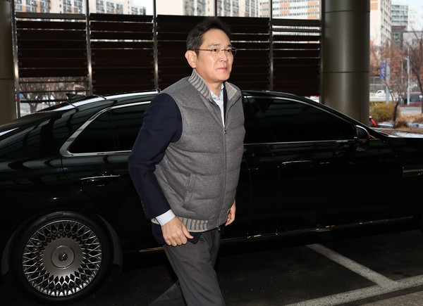 이재용 삼성전자 회장이 6일 오후 출국을 위해 서울 강서구 서울김포비즈니스항공센터에 들어서고 있다. ⓒ연합뉴스
