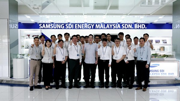 이재용 삼성전자 회장이 지난 9일 말레이시아 스름반 SDI 생산법인에서 현지 근무자들과 기념 사진을 촬영하고 있다. ⓒ삼성전자