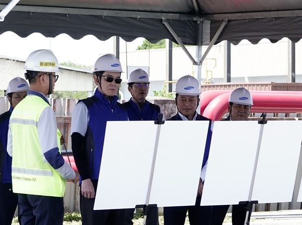 이재용 삼성전자 회장이 지난 9일 말레이시아 스름반 SDI 생산법인 2공장 현황을 보고 받고 있다. ⓒ삼성전자
