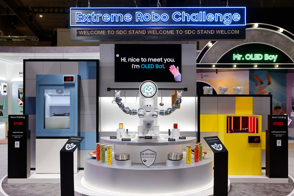 'MWC 2024' 삼성디스플레이 부스에서 로봇이 직접 패널의 내구성을 테스트하는 모습 ⓒ삼성디스플레이