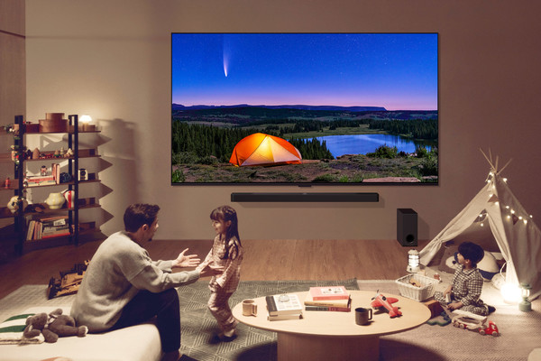모델들이 2024년형 LG QNED TV로 콘텐츠를 즐기는 모습 ⓒLG전자