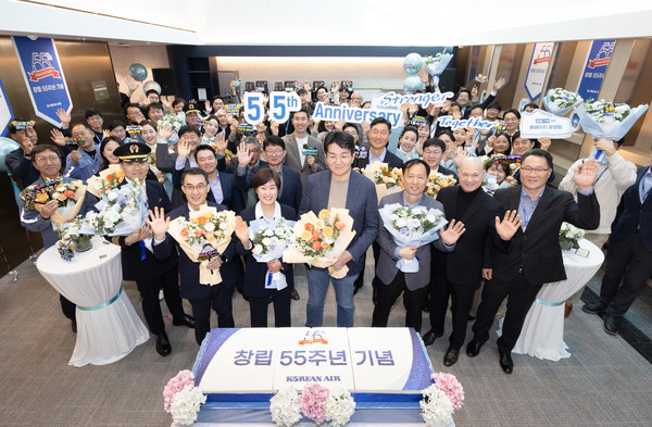 조원태 한진그룹 회장이 4일 서울 공항동 대한항공 본사에서 창립 55주년 행사를 가진뒤 직원들과 기념사진을 찍고 있다. ⓒ