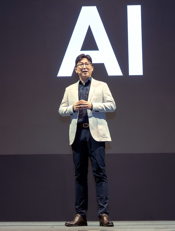 용석우 삼성전자 사장이 13일 서울 삼성전자서초사옥에서 '언박스 & 디스커버리 2024' 행사에서 AI TV 시대를 선언하며 2024년 TV 전략을 소개하고 있다. ⓒ삼성전자