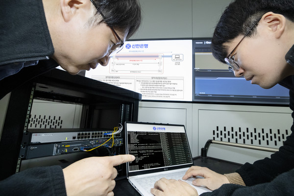 KT 연구원들이 서울 중구 신한은행 본점과 강남구 신한은행 강남 별관을 연결하는 하이브리드형 양자 보안망을 테스트하고 있다. ⓒKT