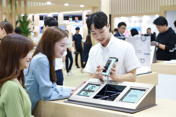 오는 11일까지 서울 삼성동 코엑스에서 열리는 '한국전자전(KES)2019'내에 마련된 삼성전자관에서 관람객들이 '갤럭시 폴드 5G'의 대화면에 여러 개의 창을 띄우고 멀티 테스킹 기능을 체험하고 있다. 사진=삼성전자