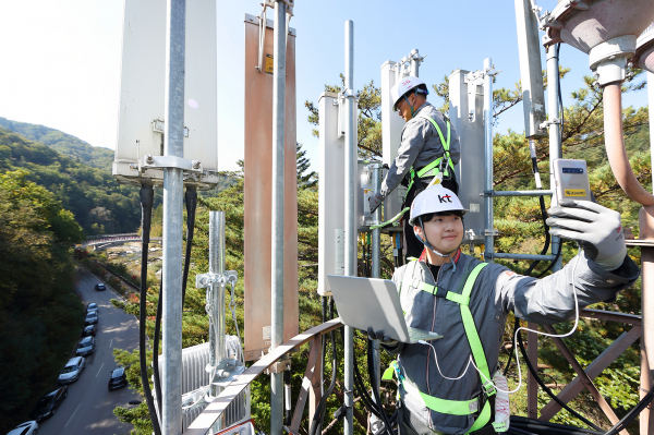 KT 네트워크부문 직원들이 강원도 오대산 내 월정사에서 5G 네트워크 품질을 점검하고 있다. 사진=KT