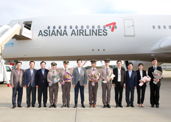 한창수 아시아나항공 사장(왼쪽에서 6번째)이 16일 오후 인천국제공항에서 진행된 A350 10호기 도입행사를 갖고 임직원들과 기념사진을 기념사진을 찍고 있다.사진=아시아나항공