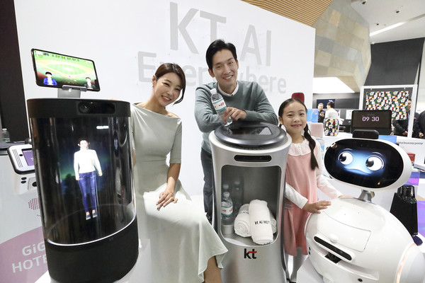 KT 홍보모델들이 KT의 AI 디바이스들을 소개하고 있다. 사진/KT