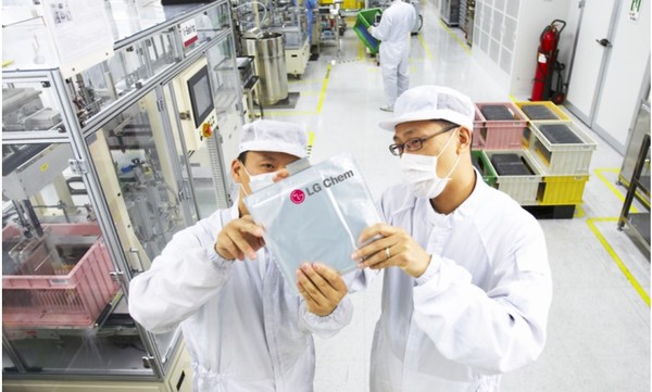 LG화학 오창공장 직원들이 전기차용 배터리 제품을 점검하고 있다. 사진/LG화학