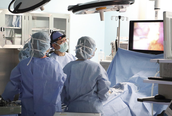 삼성서울병원 수술실에서 의료진이 5G 싱크캠을 장착하고 수술 교육을 진행하고 있다. 사진/KT