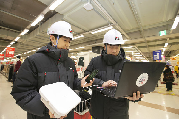 KT 네트워크부문 직원들이 경기도 안양시 홈플러스 매장 내에 고성능 광중계기를 설치하고 5G 서비스 품질을 확인하고 있다. 사진/KT