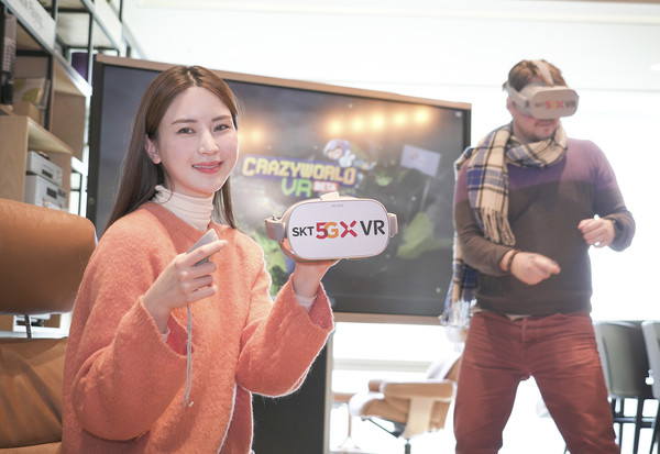 SK텔레콤은 VR 벤처게임회사인 픽셀리티게임즈와 함께 넥슨의 인기 캐릭터 ‘다오’와 ‘배찌’ 등이 등장하는 ‘크레이지월드VR’ 베타 테스트를 시작한다고 13일 밝혔다. 게임 이용자들이 ‘오큘러스 고’를 머리에 쓰고 ‘크레이지월드 VR’을 즐기고 있다. 사진/SK텔레콤
