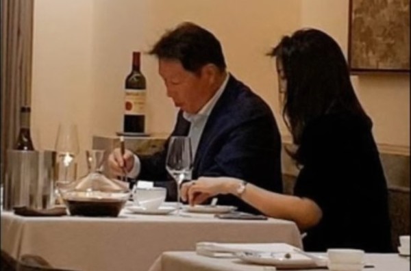 최태원 회장이 모처에서 식사하는 모습. 최태원 회장 측은 이 여인이 티앤씨재단의 김희영 이사장이라고 밝혔다. 사진/'김용호 연예부장' 유튜브 캡쳐