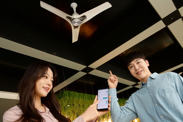 LG전자가 11일 프리미엄 천장형 선풍기 ‘LG 실링팬(LG Ceiling Fan)’을 국내에 출시했다. 모델들이 서울 서초구에 있는 LG전자 서초R&D캠퍼스의 ‘살롱 드 서초’에서 LG 실링팬을 소개하고 있다. ⓒLG전자