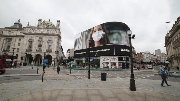 영국 런던 피카딜리 서커스 옥외 광고를 통해 진행 중인 '스마일 캠페인'. ⓒ삼성전자