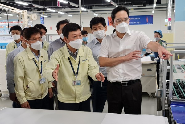 이재용 부회장이 20,21일 베트남 하노이 인근에 위치한 삼성 복합단지를 찾아 스마트폰 생산공장 등을 점검하고 있다. ⓒ삼성전자