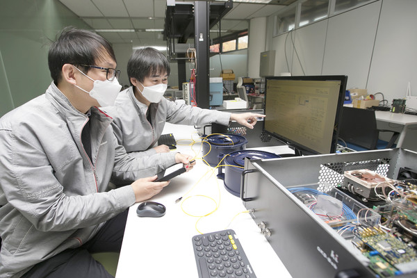 서울 서초구 KT연구개발센터에서 KT 연구원이 양자 채널 자동 절체 복구 기술을 테스트 하고 있다. ⓒKT