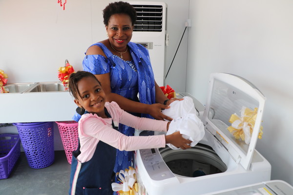 LG전자가 25일(현지시간) 나이지리아 베닌시(市)에 무료 세탁방인 ‘라이프스 굿 위드 LG 워시(Life’s Good with LG Wash)’를 열었다. 현지주민들이 무료 세탁방에서 세탁기를 체험하고 있다. ⓒLG전자