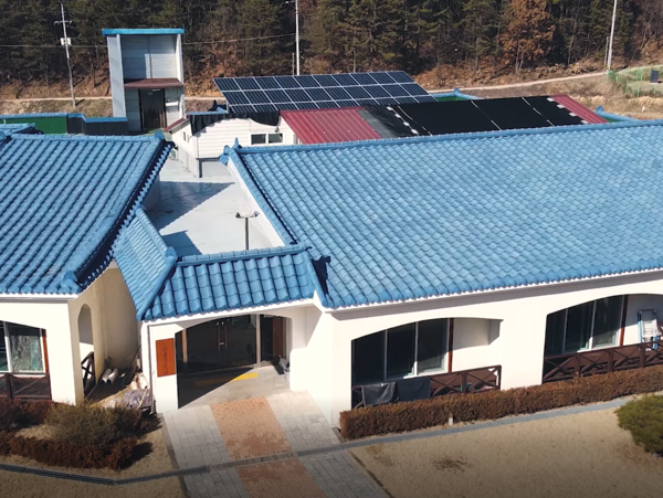 올해 2월 충남 예산에 ‘해피선샤인’ 캠페인으로 태양광 발전설비가 설치된 사회복지시설 아름다운집의 모습. ⓒ한화그룹