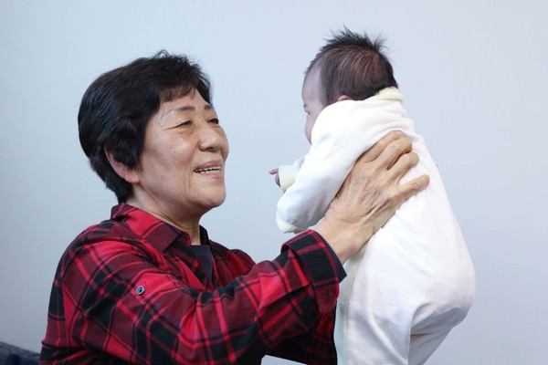LG의인상을 수상한 전옥례씨(74세, 사진 왼쪽)가 서울 서대문구에 위치한 자택에서 위탁아동을 돌보는 모습. ⓒLG그룹