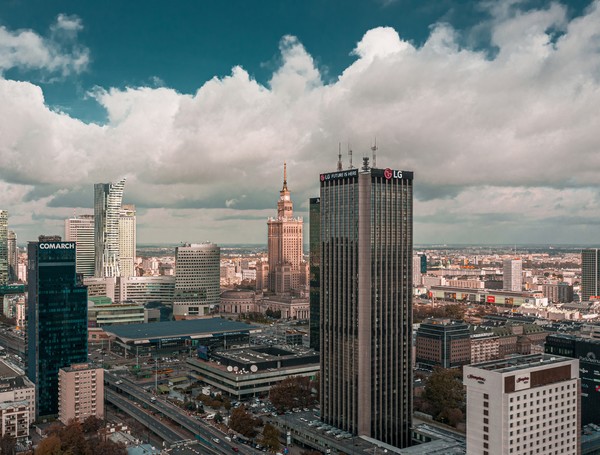 LG가 폴란드 바르샤바 옥스포드 타워에 옥외 광고를 설치하고 브랜드 알리기에 나섰다. ⓒLG