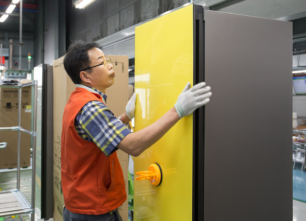 광주광역시 광산구 하남산단 6번로에 위치한 삼성전자 광주사업장에서 직원들이 개개인의 라이프스타일에 따라 자유로운 조합이 가능한 모듈러 타입의 ‘비스포크 냉장고’를 생산하고 있다.ⓒ삼성전자