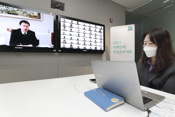 구현모 KT 대표는 11일 온택트로 진행된 '미래인재육성 프로젝트' 2기 입교식에서 교육생들에게 "KT의 미래 인재로 디지털혁신 성장을 주도할 핵심 역할을 해 주길 바란다"고 당부했다. ⓒKT