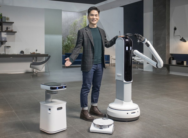 삼성전자 승현준 사장이 CES 2021 삼성 프레스컨퍼런스에서 '삼성봇™ 케어', '제트봇 AI', '삼성봇™ 핸디'를 소개하고 있다. ⓒ삼성전자