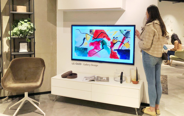LG전자가 홍콩에서 LG 올레드 갤러리 TV를 앞세워 덴마크 프리미엄 인테리어 브랜드 보컨셉(BoConcept)과 공동 마케팅을 펼친다. 고객이 홍콩 샤틴(Shatin)에 위치한 보컨셉 매장에 설치된 LG 올레드 갤러리 TV를 살펴보고 있다.ⓒLG전자