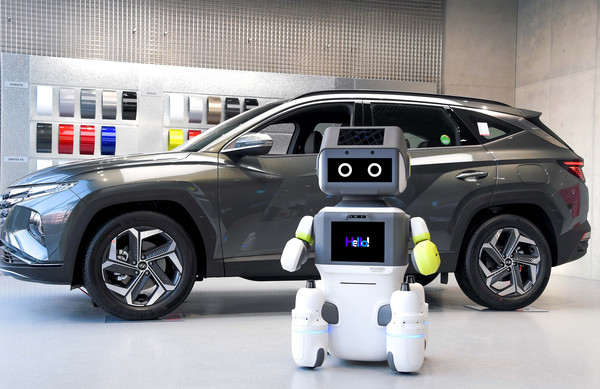 현대자동차그룹은 25일 고객과 교감하고 소통하는 비대면 고객 응대 서비스 로봇 ‘DAL-e’를 최초로 공개하고, 현대차 송파대로지점(서울 송파구 소재)에서 고객 응대를 위한 첫 시범 서비스를 시작한다고 밝혔다. ⓒ현대자동차