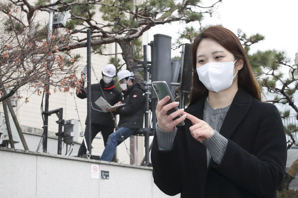 KT 직원들이 서울 종로구 KT 광화문사옥에 시범적으로 구축한 5G 단독모드(SA) 네트워크를 이용해 체감품질을 점검하고 있다. ⓒ매일산업뉴스