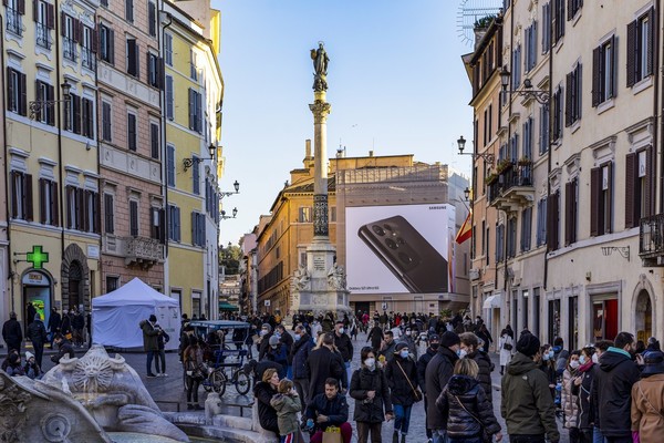 이탈리아 로마 스페인 광장(Piazza di Spagna)에 설치된 '갤럭시 S21' 옥외 광고 모습. ⓒ삼성전자
