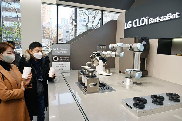 LG베스트샵 서초본점을 방문한 고객들이  LG 클로이 바리스타봇이 핸드드립 방식으로 만든 커피를 즐기고 있다. ⓒLG전자