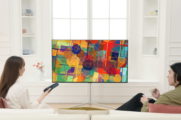 LG전자가 더 완벽한 화질의 올레드 에보(evo)를 비롯한 2021년형 LG 올레드 TV를 글로벌 주요 시장에 순차 출시한다. 모델이 2021년형 LG 올레드 TV를 소개하고 있다. ⓒLG전자