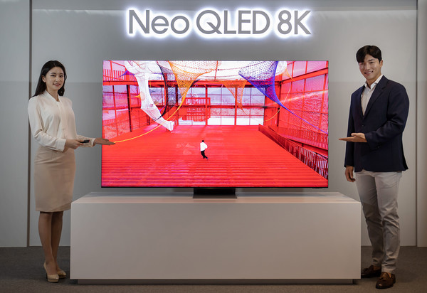 모델이 네오 QLED TV를 소개하고 있다. ⓒ삼성전자