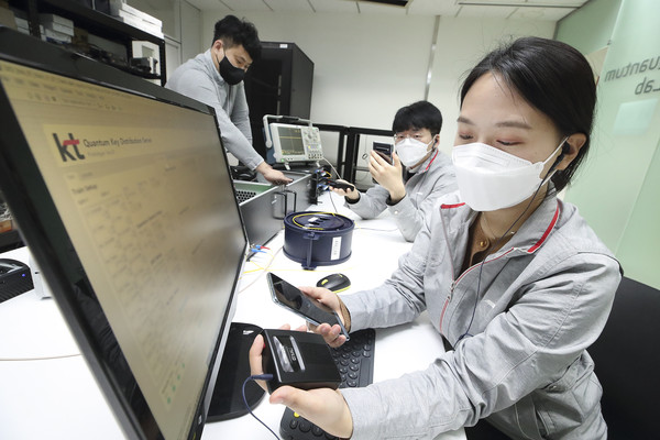 KT연구원들이 서울 서초구 KT연구개발센터에서 양자암호 비화통신 기술을 시연하는 모습. ⓒKT