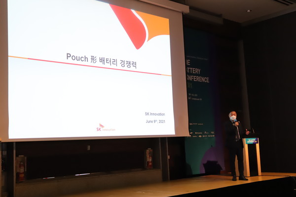 SK이노베이션 이존하 배터리개발센터장이 최근 서울 삼성동 코엑스에서 열린 '더 배터리 컨퍼런스2021'에서 배터리 화재 발생 원인에 대해 발표하고 있다. ⓒSK이노베이션